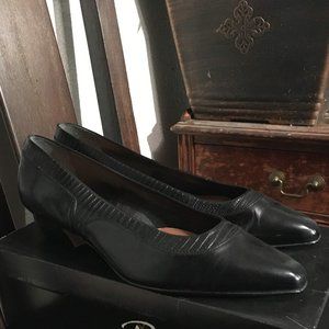 Vintage Picasso's Kitten Heel SIze 8.5